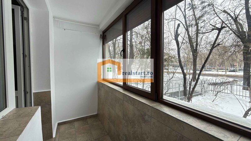 Metrou Dristor, Piata, langa Mall Park Lake, parter inalt, centrala termica,